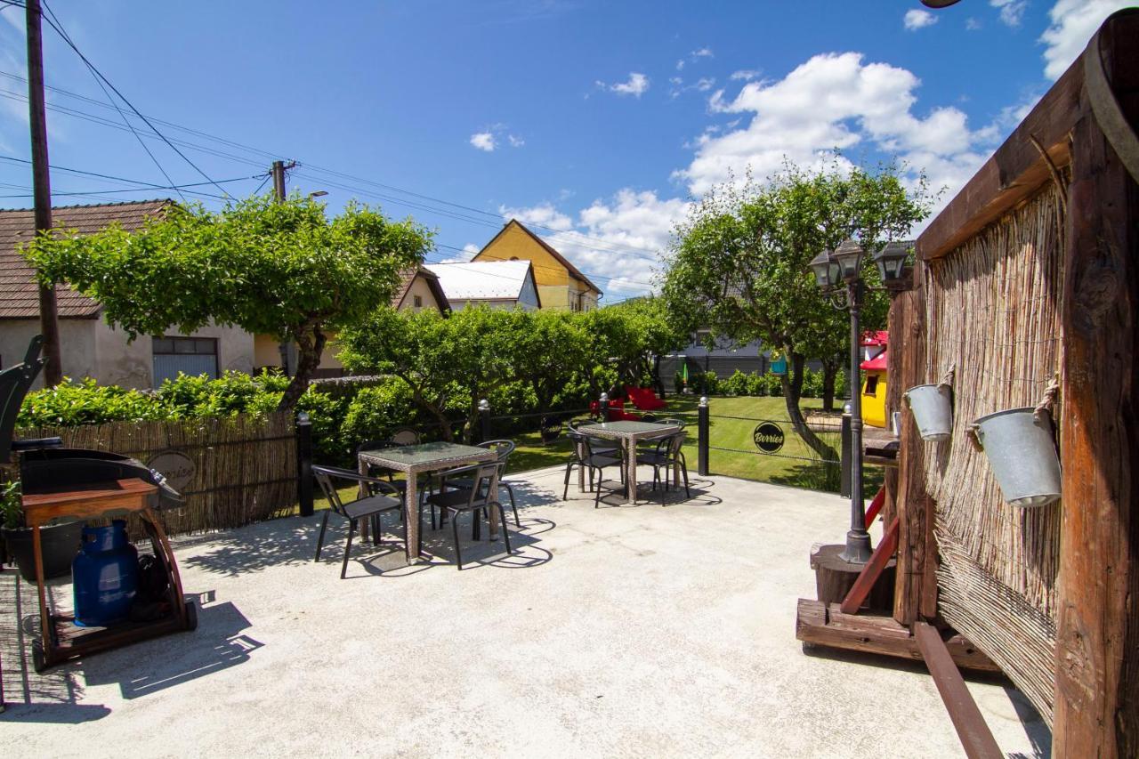 Apartmány Berries Valča Exterior foto
