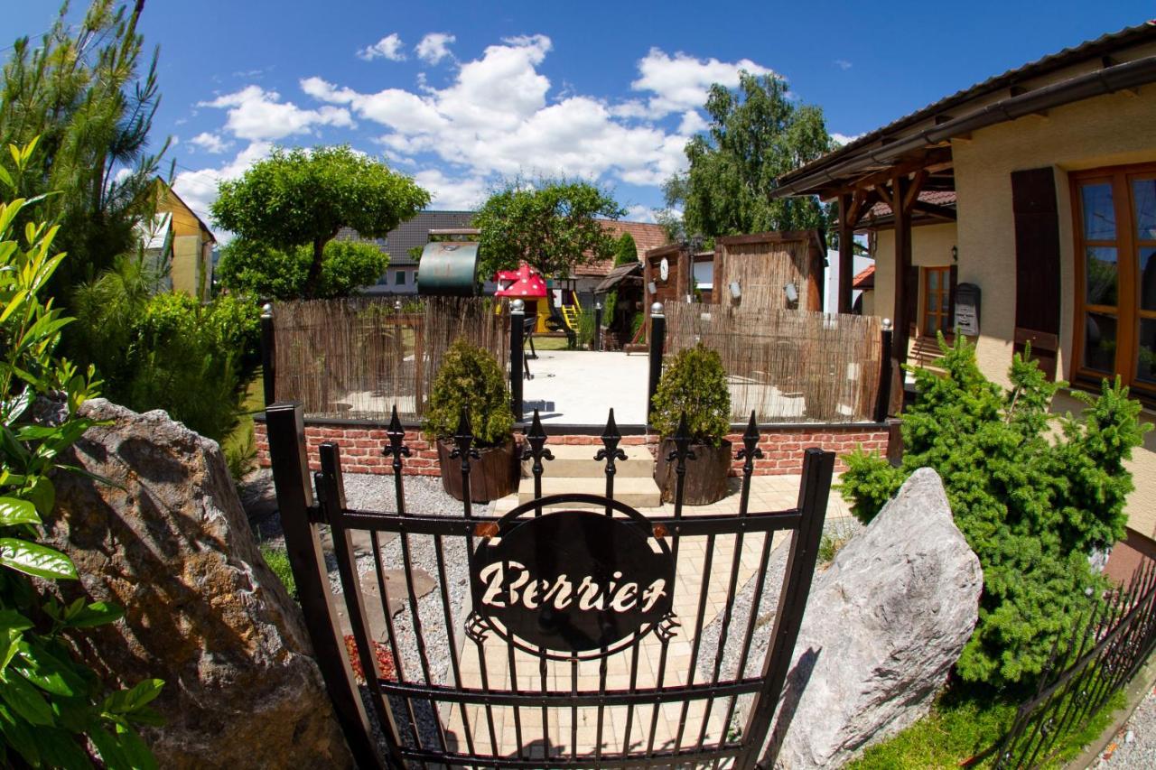 Apartmány Berries Valča Exterior foto
